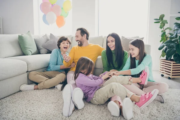 Pěkný atraktivní půvabný veselý veselý pozitivní rodina tři pre-teen děti hrát baví na útulné světlo bílý interiér styl domu byt obývací pokoj uvnitř — Stock fotografie
