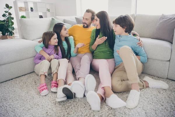 Soñar gente positiva soñadora familia sentarse piso alfombra poco preadolescente colegiala decir decir escuela novedades abrazo hermana mamá abrazo escuela chico sorprendido divertirse en casa habitación — Foto de Stock