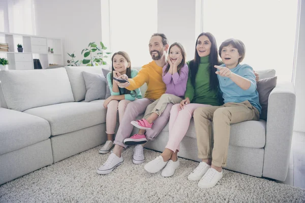 Conceito de família de harmonia de sonho. Cinco pessoas pai pai mãe mãe sentar conforto sofá assistir desenhos animados pouco pré-adolescente estudante indicador dedo na casa do quarto — Fotografia de Stock