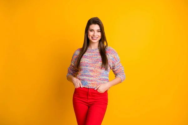 Retrato de contenido franca chica bonita disfrutar de vacaciones de primavera fines de semana poner manos bolsillo usar ropa de jersey moderno aislado sobre fondo de color vívido —  Fotos de Stock