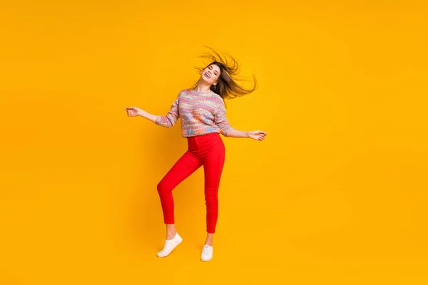 Foto de longitud completa de contenido encantadora linda chica juguetona disfrutar de fin de semana de vacaciones su peinado volar aire viento soplar desgaste zapatos puente aislado sobre fondo de color brillante —  Fotos de Stock