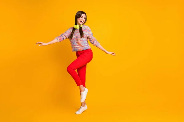 Pełny rozmiar zdjęcie funky marzycielski dziewczyna cieszyć słuchać słuchawki muzyka taniec tancerz clubbing na podłodze disco nosić dobry wygląd sweter buty izolowane nad blask kolor tła — Zdjęcie stockowe