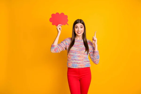 Omg its unbelievable. Astonished girl hold red papercard bubble think thoughts get idea raise index finger up decide decisions choose choice wear jumper isolated yellow color background — Stock Photo, Image