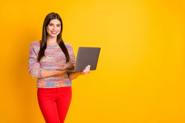 Portrait de travail de fille cool positif sur type d'ordinateur e-mails recherche réseau social informations porter pantalon rouge isolé sur fond de couleur brillance — Photo