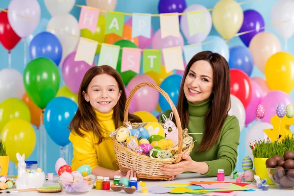 Güzel, çekici, yaratıcı, neşeli, neşeli kızların portresi el sanatları hazırlıyor hediye sepeti hediye sepeti April master sınıfı — Stok fotoğraf