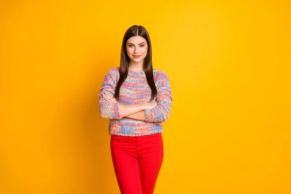 Retrato de elegante atraente menina bem sucedido trabalhador cruz mãos pronto trabalho decidir decisões desgaste casual estilo roupa isolada sobre cor brilhante fundo — Fotografia de Stock