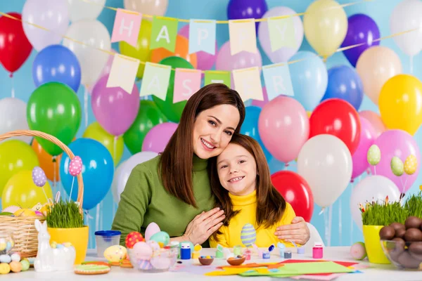 Portret van mooie aantrekkelijke mooie tedere vrolijke meisjes maken van de voorbereiding ambachtelijke handgemaakte chocolade eieren omarmen kleine roodharige zus — Stockfoto