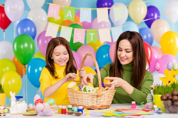 Porträtt av trevliga attraktiva vackra charmiga kreativa glada glada glada glada flickor förbereda handgjorda hantverk konstverk dessert korg lilla syster tidsfördriv — Stockfoto