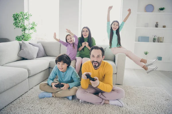 Güzel, güzel, güzel, mutlu, mutlu, neşeli aile, genç çocuklar. Anne, baba video oyunu oynuyor. Açık beyaz iç mekan tarzı oturma odasında boş vakit geçiriyor. — Stok fotoğraf