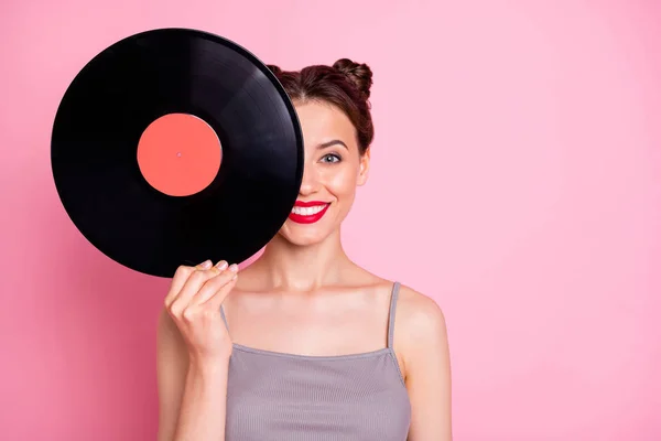 Porträt positiver fröhlicher Mädchen verbergen ihr Gesicht mit Kreis Plattenspieler Vinyl-Disc wollen hören Retro-Musik Hits tragen gut aussehende Kleidung isoliert über pastellfarbenem Hintergrund — Stockfoto