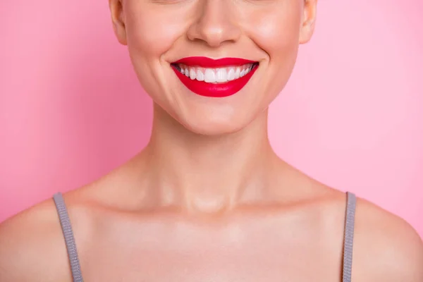 Close up przycięte zdjęcie wesołej dziewczyny odwiedzić klinikę stomatologiczną mają zabieg implantologii forniry cieszyć się jej zęby silny biały świeży oddech odizolowany na różowym tle koloru — Zdjęcie stockowe