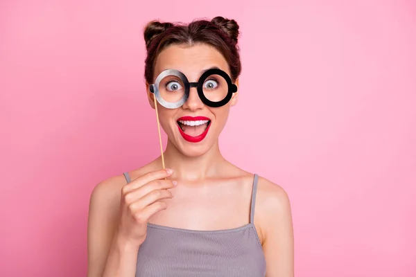 Retrato de chica funky entusiasta tienen tema fiesta celebrar gafas máscara imaginar ella nerd friki grito grito regocijo expresión facial desgaste ropa casual aislado color rosa fondo —  Fotos de Stock