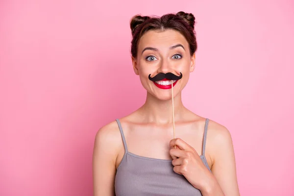 Porträtt av glada innehåll flicka njuta tema fest kul håll mustasch mask toothy leende bära snygga kläder isolerade över rosa färg bakgrund — Stockfoto