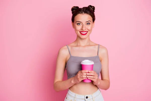 Portrét okouzlující obsah dívka držet take-away káva kakao šálek těšit jarní prázdniny nosit ležérní styl oblečení izolované přes pastelové barvy pozadí — Stock fotografie