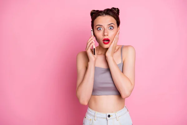 Omg niewiarygodne. Astonished girl smart phone call słuchać niespodziewane informacje nowość pobyt stupor nosić casual styl ubrania izolowane na różowym tle koloru — Zdjęcie stockowe