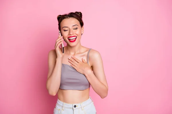 Retrato de menina funky tem chamada smartphone falar com amigo ouvir piada rir desfrutar de verão tempo livre usar roupas de estilo casual isolado sobre fundo cor-de-rosa — Fotografia de Stock