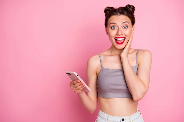 Portret van gekke funky verbaasd meisje gebruik mobiele telefoon te lezen ongelooflijke social media zomer informatie krijgen als schreeuw wow omg dragen moderne outfit geïsoleerde pastel kleur achtergrond — Stockfoto