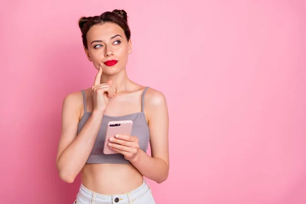 Portré gondolkodású lány használata okostelefon akar típusú üzenet hiszem gondolatok érintse meg a kezét áll megjelenés copyspace kopás stílusos ruházat elszigetelt rózsaszínű háttér — Stock Fotó