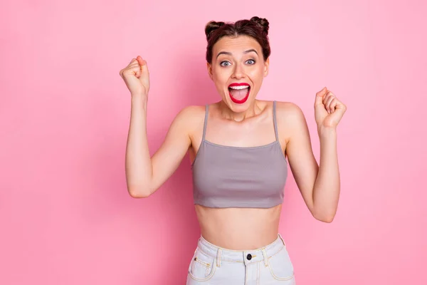 Portrait de fille folle excitée entendre incroyable nouvelles de loterie gagner cri lever les poings porter tenue de style décontracté isolé sur fond de couleur rose — Photo