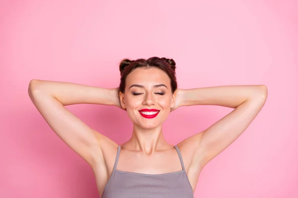 Arriba arriba alto ángulo ver foto de chica tranquila mentira disfrutar de la recreación chill sleep con los ojos cerrados usar ropa de estilo casual aislado sobre fondo de color pastel — Foto de Stock