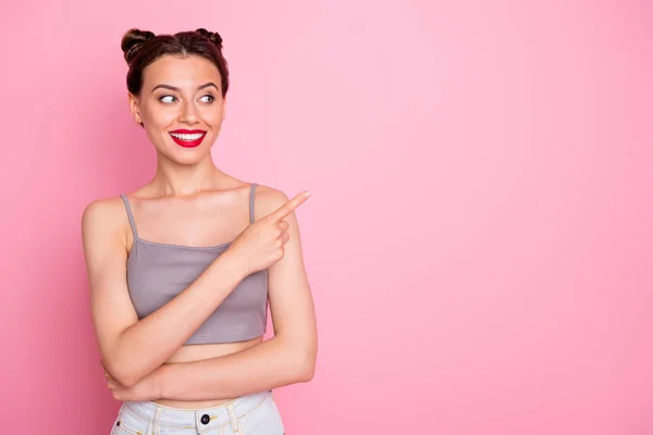 Foto de senhora muito milenar pães bonitos vermelho pomade indicando espaço vazio dedo aconselhando melhores preços de compras desgaste casual cinza curto top isolado cor rosa fundo — Fotografia de Stock