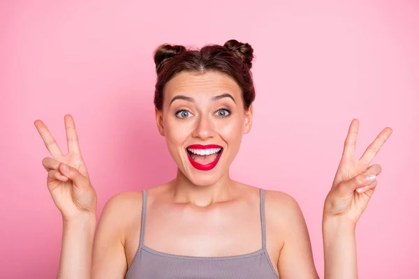 Olá pessoal da festa. Foto de incrível jovem senhora engraçado pães vermelho batom mostrando v-sinal símbolo desgaste casual cinza tanque-top isolado cor rosa fundo — Fotografia de Stock