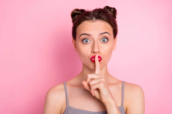 Foto de incrível jovem senhora engraçado pães segurando dedo indicador em lábios vermelhos mantendo notícias em segredo da multidão desgaste casual cinza tanque-top isolado cor rosa fundo — Fotografia de Stock