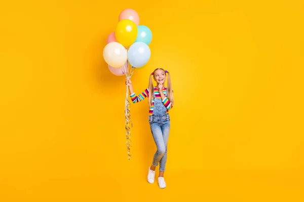 Full length photo positive inspired kid hold helium air baloons look copyspace think thoughts decide who gave anniversary gift wear jumper jeans sneakers isolated shine color background — Stok fotoğraf