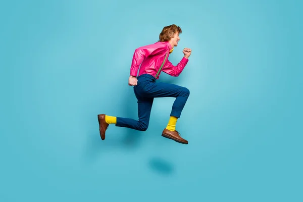 Foto lateral de perfil de tamaño completo de pelirrojo peinado chico entusiasta salto plazo primavera descuentos desgaste pajarita corbata zapatos aislados color azul fondo —  Fotos de Stock