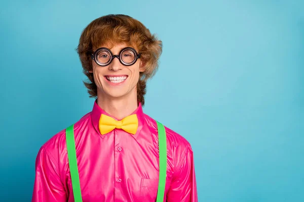 Porträt von imposanten charmanten Aussenseiter Mann High School Student tragen funky Brille Hipster-Stil Kleidung isoliert über helle blaue Farbe Hintergrund — Stockfoto