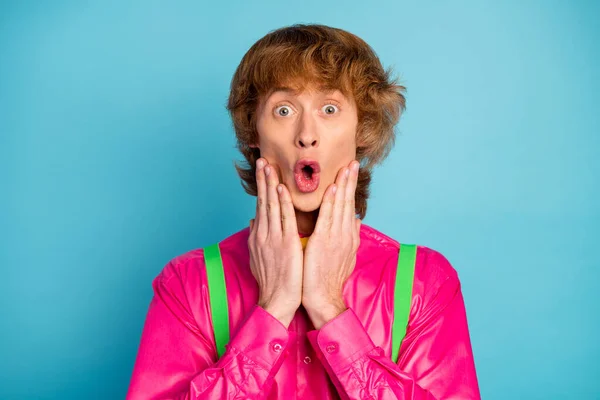 Portrait of astonished guy hear his failure novelty impressed touch hands face scream wear good look clothes isolated over vivid blue color background — Stockfoto