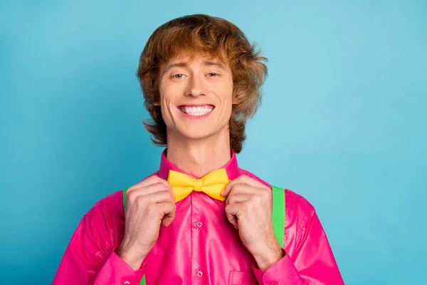 Retrato de imponente aspecto encantador chico espejo fijar su cravat disfrutar de la fecha de preparación de la reunión desgaste traje elegante aislado sobre fondo de color azul brillante — Foto de Stock