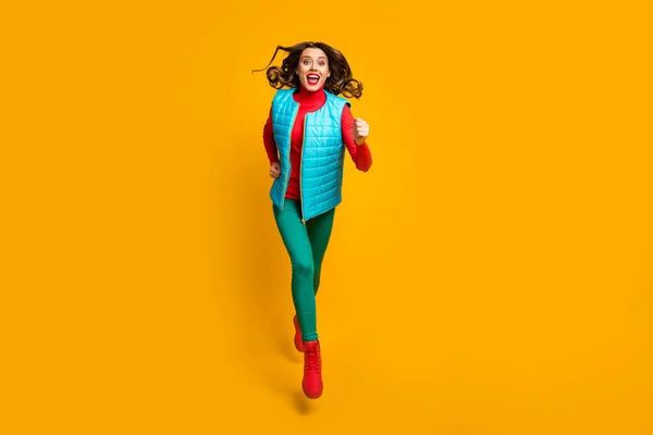 Foto de comprimento total da menina excitada salto correr mover-se rapidamente após o outono inverno vendas desgaste verde azul vermelho estilo elegante roupas da moda isolado sobre brilho cor fundo — Fotografia de Stock