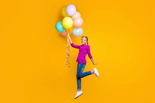 Longitud completa vista del tamaño del cuerpo de ella ella agradable atractivo alegre alegre alegre chica saltando sosteniendo en la mano manojo de bolas de aire que se divierten aislados en brillante brillo vivo vibrante color amarillo fondo — Foto de Stock