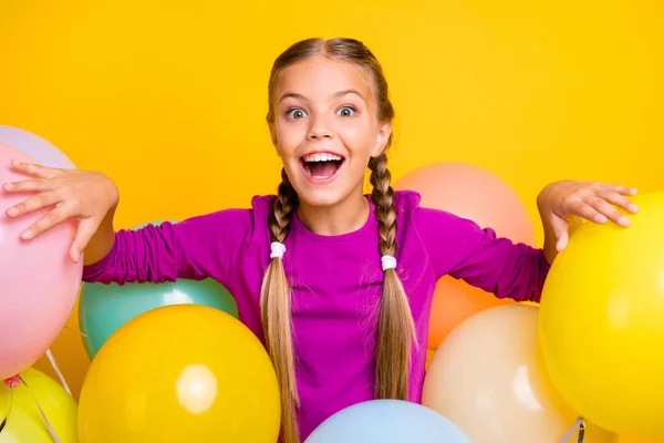 Close-up ritratto di lei lei bello attraente bella affascinante eccitato allegro allegro ragazza tra le palle del mazzo isolato su luminoso vivido brillare vibrante colore giallo sfondo — Foto Stock