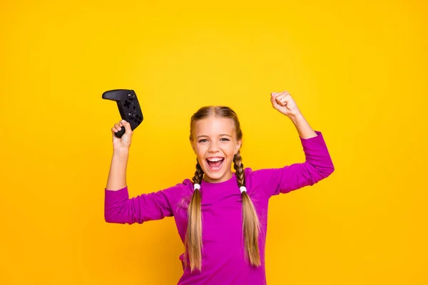Close-up portret van haar ze mooi aantrekkelijk mooi gelukkig opgewonden vrolijk meisje spelen video game vieren geïsoleerd over helder levendige glans levendige gele kleur achtergrond — Stockfoto