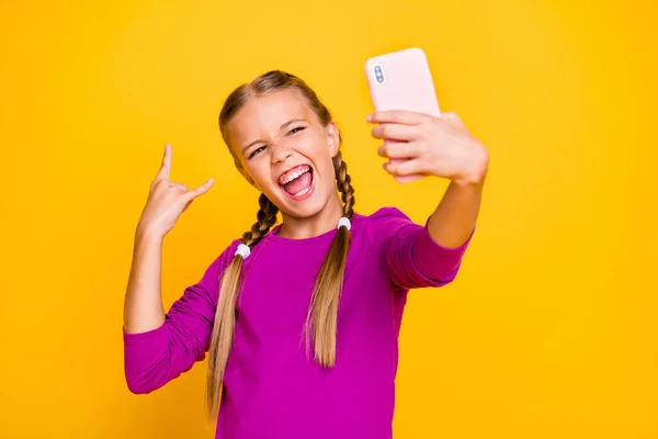 Gros plan portrait d'elle elle agréable attrayant cool heureux extatique joyeuse fille gaie prendre selfie montrant corne ayant signe amusant isolé sur lumineux éclat vif fond de couleur jaune vibrant — Photo