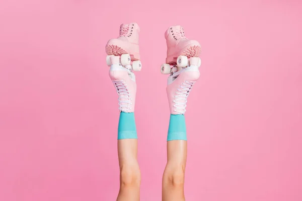 Vista recortada de bonitas piernas largas y atractivas con calcetines azules cómodos patines que sostienen nuevos zapatos de brandy de la colección aislados sobre fondo de color pastel rosa — Foto de Stock
