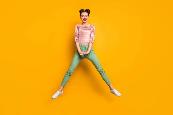 Foto de comprimento total de atraente bela senhora saltando alto viajante no exterior espalhar pernas desgaste vermelho branco pulôver camisa verde calçados isolados fundo amarelo brilhante — Fotografia de Stock