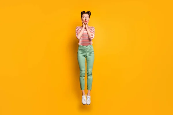 Full length photo of pretty lady jumping high up traveler outside δείτε μεγάλες τιμές ψώνια έχασε πωλήσεις φορούν κόκκινο λευκό πουκάμισο πράσινο παντελόνι παπούτσια απομονωμένο φωτεινό κίτρινο φόντο — Φωτογραφία Αρχείου