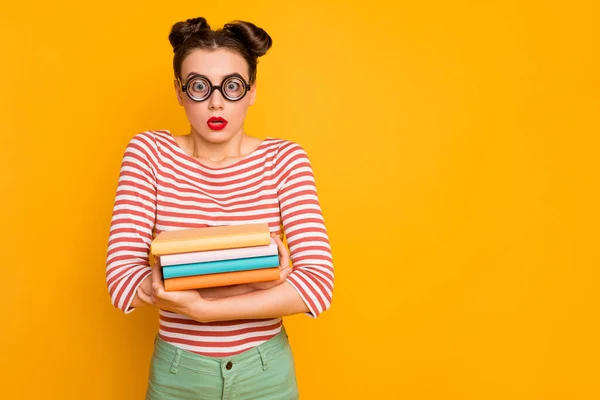 Foto der hübschen Studentin Blick durch Kreis Freak Spezifikationen offenen Mund haben, um die ganze Nacht zu studieren halten Bücher tragen gestreifte rote weiße Hemd isoliert helle gelbe Farbe Hintergrund — Stockfoto