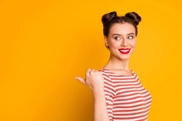 かなり面白い女性の閉鎖写真輝き光沢のある口紅直接親指指空のスペースアドバイス新規性のある製品を着用ストライプ赤白シャツ隔離された明るい黄色の色の背景 — ストック写真