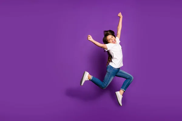 Longitud completa tamaño del cuerpo vista de ella ella agradable atractiva alegre chica de pelo ondulado saltando divertirse regocijo engañar aislado en brillante brillo vivo vibrante violeta violeta lila color fondo —  Fotos de Stock