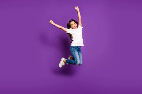 Comprimento total tamanho do corpo vista dela ela agradável atraente alegre menina ondulada pulando se divertindo levantando as mãos isoladas no brilho vívido vibrante roxo violeta cor lilás fundo — Fotografia de Stock