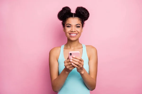 Close-up portret van haar ze mooie aantrekkelijke mooie zelfverzekerde vrolijke golvende haren meisje met behulp van mobiele app 5g winkelen online webservice geïsoleerd over roze pastel kleur achtergrond — Stockfoto