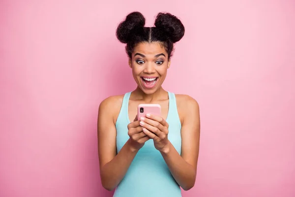 Κοντινό πλάνο πορτρέτο της αυτή ωραία ελκυστική όμορφη χαριτωμένο κατάπληκτος girlish χαρούμενα χαρούμενα κυματιστά μαλλιά κορίτσι χρησιμοποιώντας το κινητό app 5g internet γρήγορη σύνδεση που απομονώνονται σε ροζ παστέλ χρώμα φόντο — Φωτογραφία Αρχείου