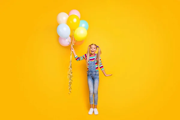 Wow it for me. full size photo amazed crazy funny kid hold many air baloons she get receive from her family on anniversary wear jumper denim shoes isolated over bright color background — Stockfoto
