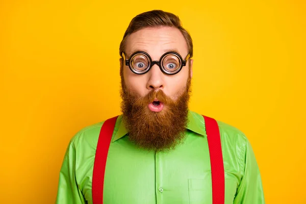 Close up photo of astonished bearded man with funky spectacles look wonder cant believe novelty wear stylish clothes isolated over vibrant color background — Stok fotoğraf