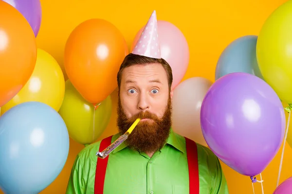 Fechar a foto do funky engraçado despreocupado homem sopro festa assobio tem ar hélio bolas balões desgaste boa aparência roupas sobre cor brilhante fundo — Fotografia de Stock
