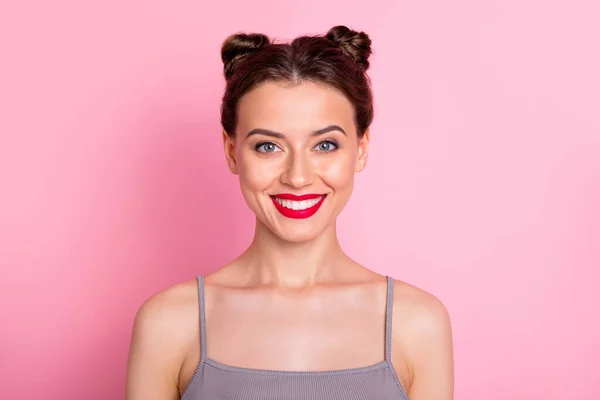 Close-up portrait of her she nice-looking attractive charming cute lovable lovely pretty cheerful cheery girl white beaming smile isolated over pink pastel color background — Stock fotografie